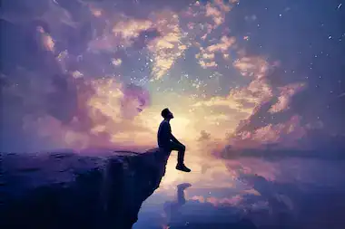 Empoderarte es abrirte a sentir 5 Hombre sentado en el borde de un acantilado al atardecer, mirando al cielo estrellado con rostros difuminados en las nubes, simbolizando emociones internas y reflexión personal.